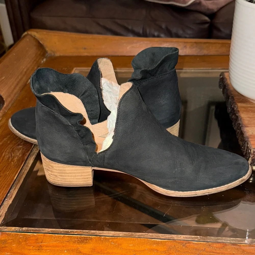 Seychelles Black Ankle Booties with Ruffle Detail - Picture 4 of 9